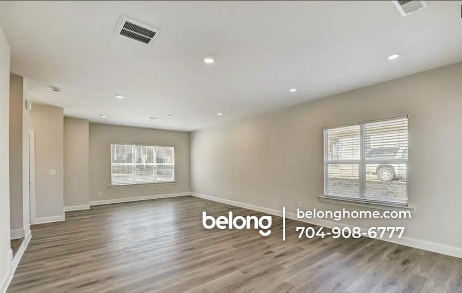 Building Photo - 39 Hawthorne St SW