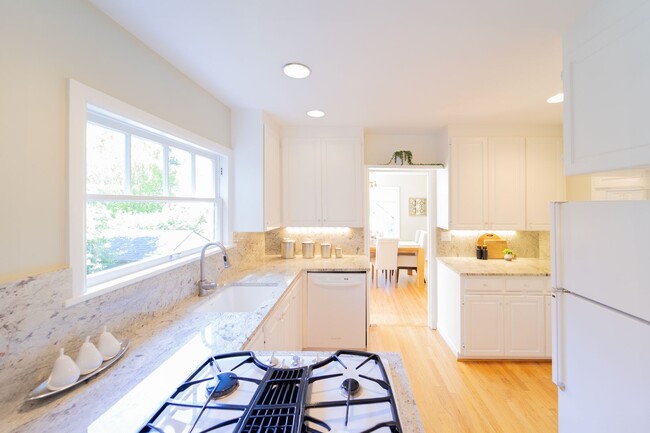 Building Photo - Enchanting Portland Heights 5BD House: You...