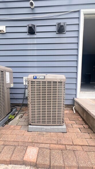 PRIVATE CENTRAL AIR SYSTEM - 215 Bower St