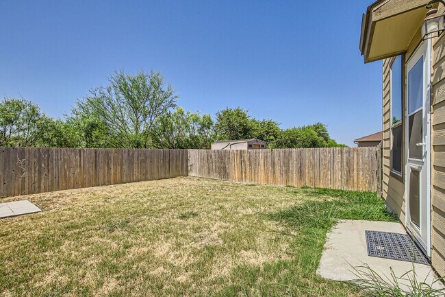 Building Photo - Charming 3 Bedroom Home Near