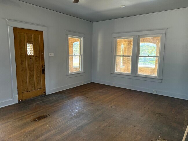 Building Photo - 1319 Mier St