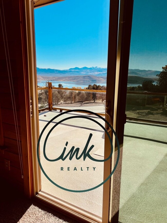 Building Photo - Charming Cabin-Style Home with Stunning To...