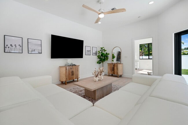 Building Photo - 1248 N Harbor Dr