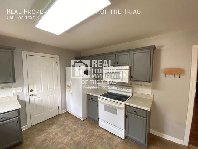 Building Photo - *Move In Special* One Level 3 Bed / 2 Bath...