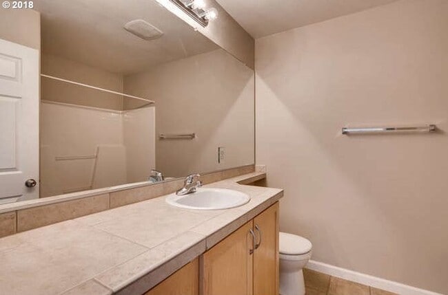 Building Photo - Beautiful Townhome Available in the Progress Ridge Subdivision in Beaverton!