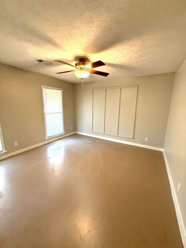 Building Photo - ** 4 Bed 2 bath located in Johnstown ** Ca...