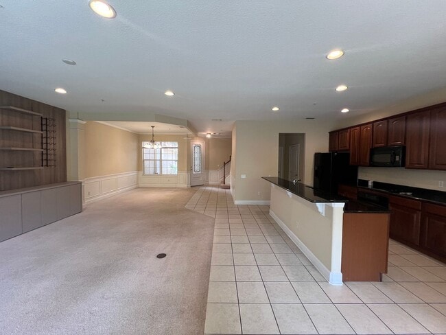 Building Photo - Great townhouse -  available now!