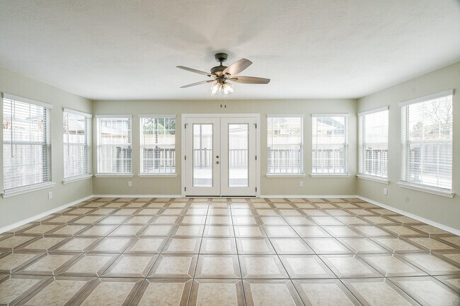 Building Photo - 815 Robins Way