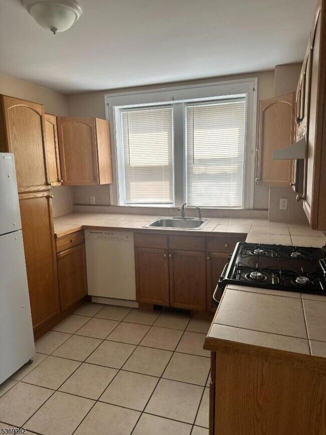 Primary Photo - 20 Charles St