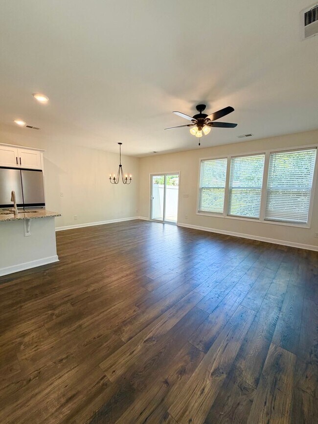 Building Photo - Spacious 3 Bedroom/ 2 Bath townhouse w/office for rent in Fountain Park, convenient Asheville loc...