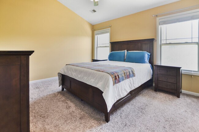 Building Photo - Pet Friendly Three Bedroom with Bonus!