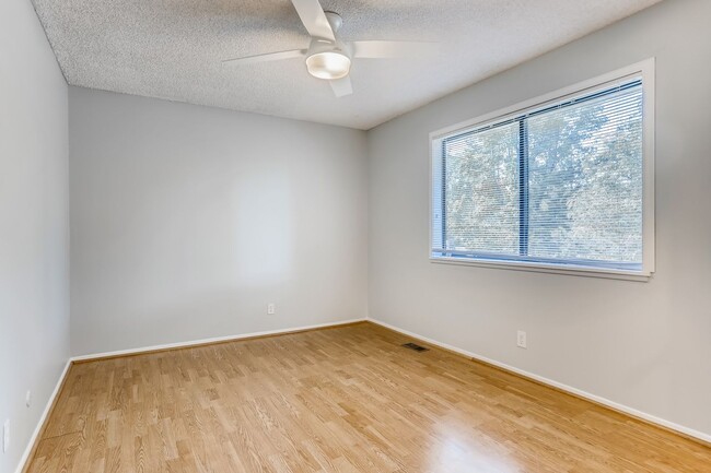 Building Photo - Everything you Need, 2 Bed, 1.5 Bath townh...