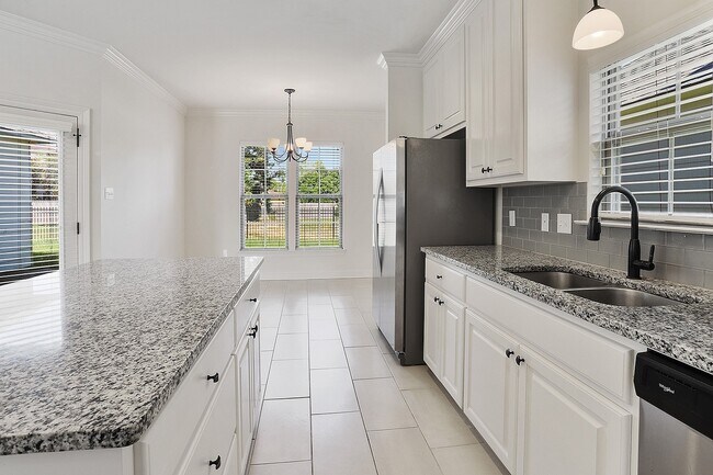 Building Photo - Beautiful 3 Bedroom, 3 Full Bath