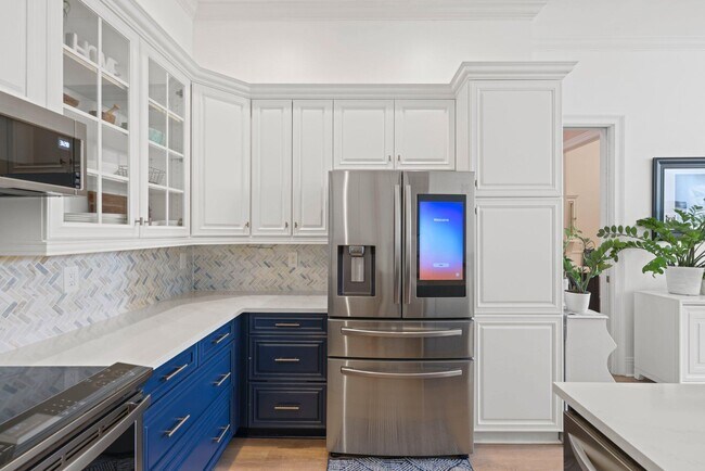 Building Photo - 285 SE 6th Ave