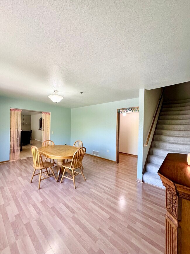 Building Photo - 367 Kristin Ct E