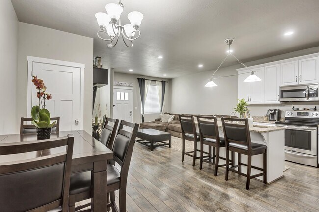 Building Photo - 1109 Emerald Pools Ln