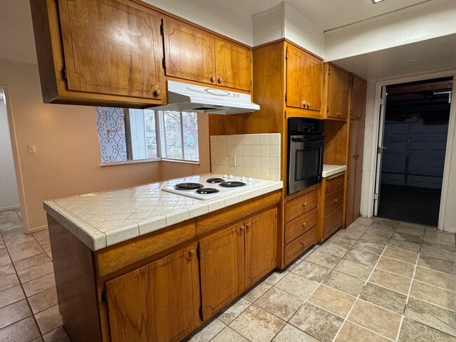 Building Photo - Three Bed, Two Bath Home In North Stockton