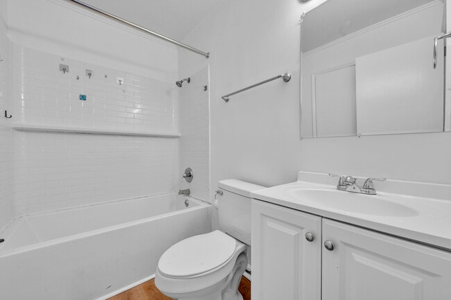 Building Photo - 208 17th Ave SW