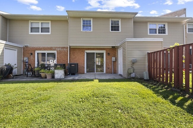 Building Photo - Renovated Hilltop Village Townhouse-Available 5/15/26