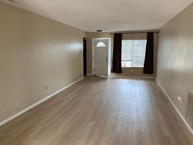 Building Photo - Open floorplan in Stetson Hills Rancher!