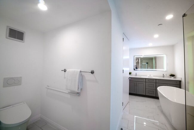 Building Photo - 2306 Aviation Blvd