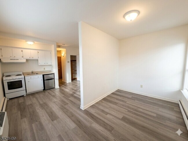 Building Photo - 325 1st St