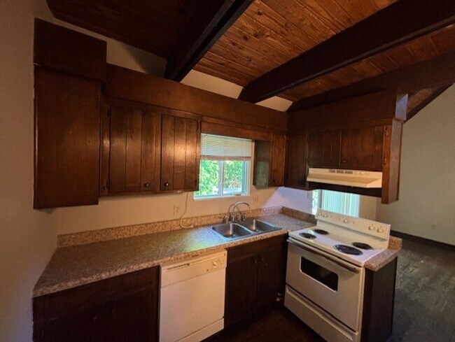 Building Photo - 402 Lindsay Rd