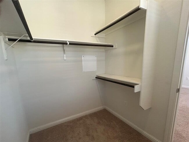 Building Photo - 13800 Lyndhurst St