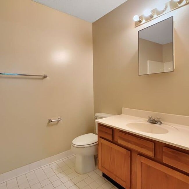 Building Photo - Emory Woods 2 Bed 2 Bath Apartment! Available April 1st!