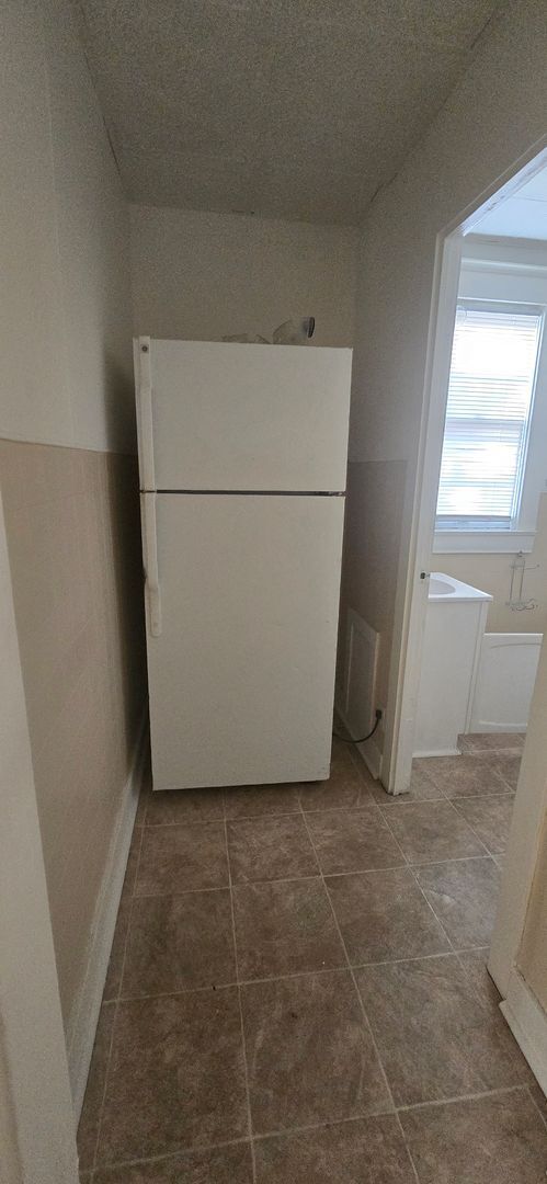 Building Photo - 1 bed , 1 bath Apartment within Duplex