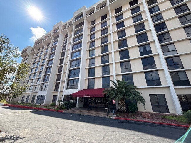 Building Photo - Stunning 2-Bed, 2-Bath High-Rise Residence...