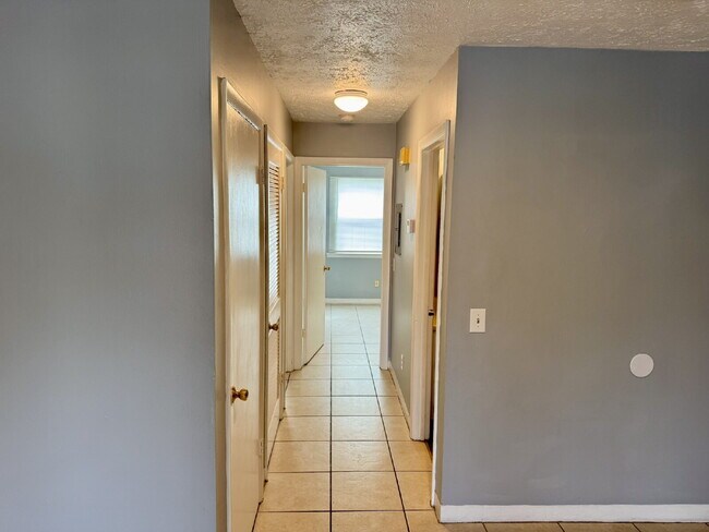 Building Photo - 2nd Floor - 2 Bedroom, 1 Bath in St. Andrews Area