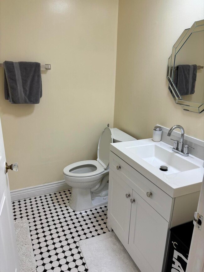 Building Photo - 5359 SE Dell St