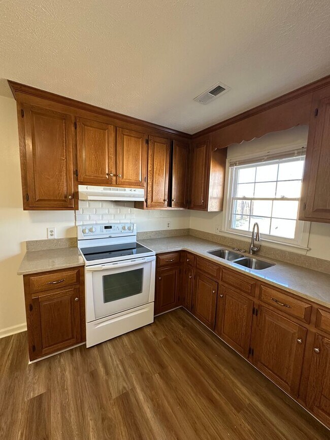 Building Photo - Located in Close Proximity to City Center.