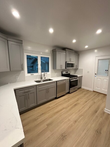 Building Photo - 1533 Freeman Ave