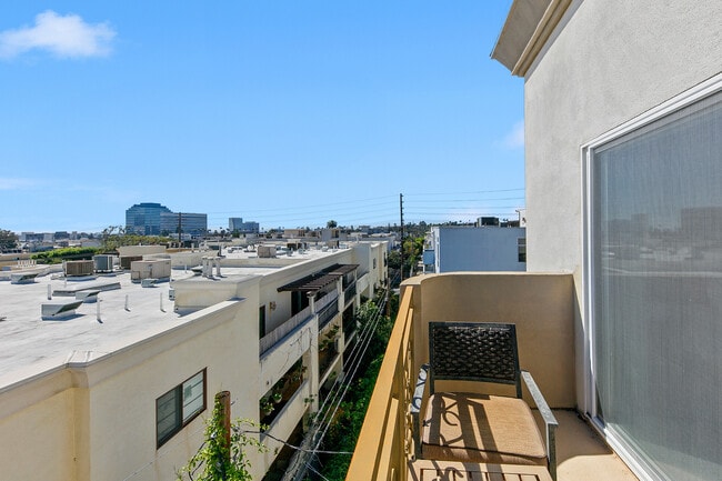 Building Photo - 11840 Dorothy St