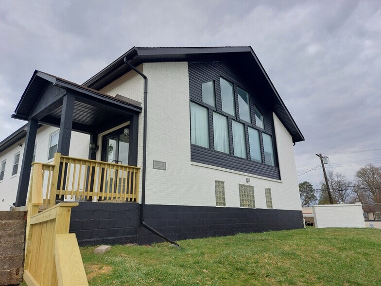 Building Photo - 2001 Davidson St