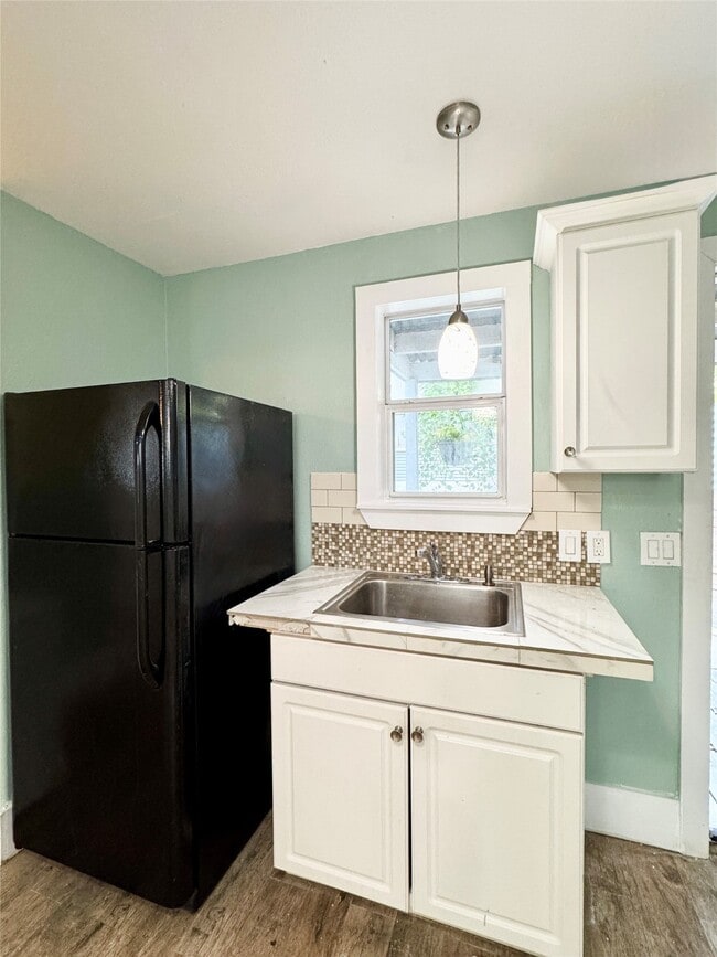 Building Photo - 728 W 21st St