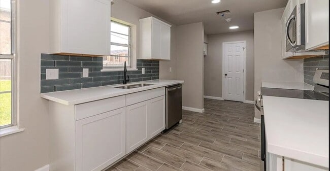 Building Photo - 3828 Anderson Villa