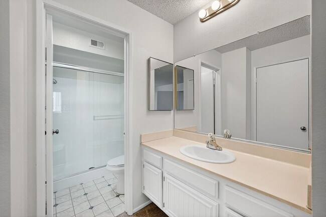 Building Photo - ADORABLE 3+2 CORNER UNIT & 2-CAR GARAGE!