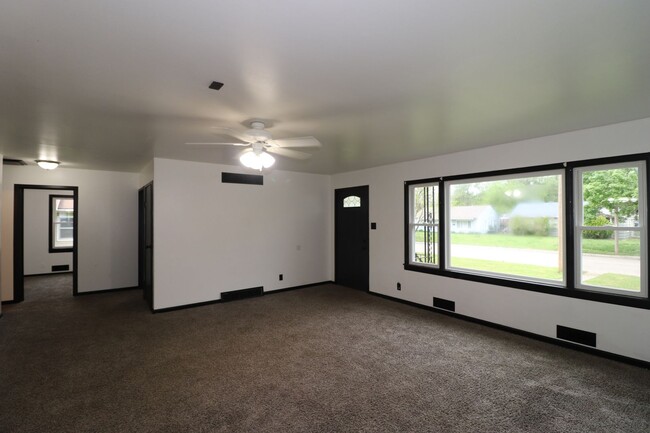 Building Photo - Spacious home for rent!
