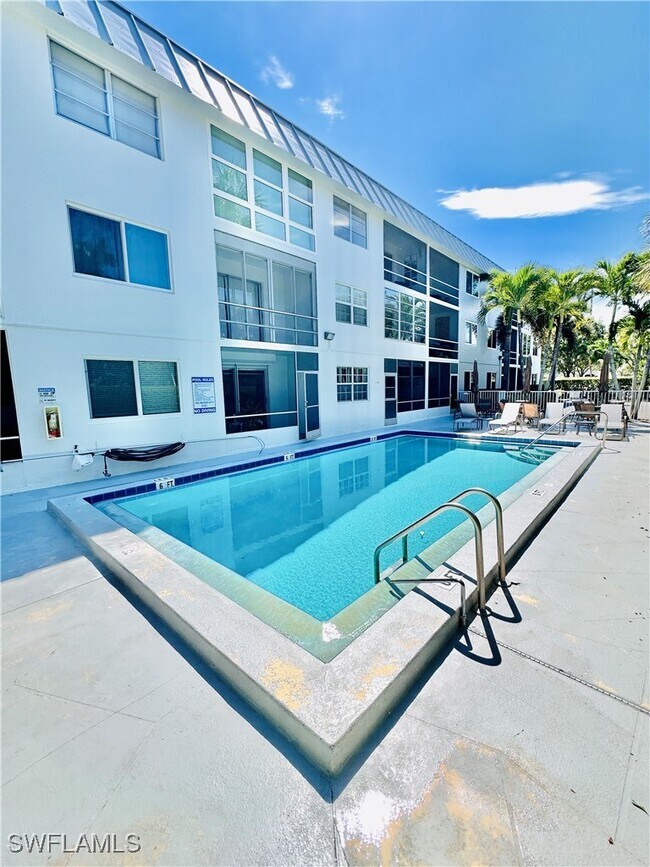 Building Photo - 72 7th St S