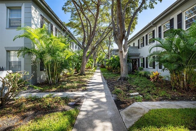 Building Photo - 6950 Avenue Des Palais