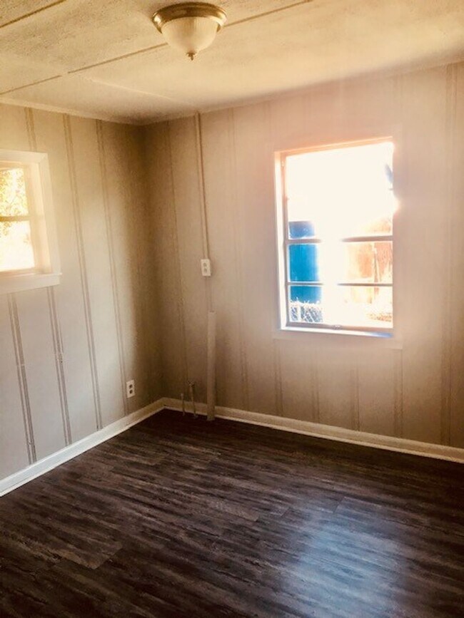 Building Photo - RECENTLY REMODELED 4 BEDROOM 2 BATH HOME I...