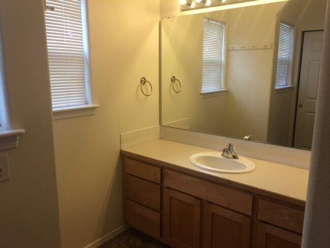 Building Photo - PRELEASING: 3 bed/2 bath House off Samish ...