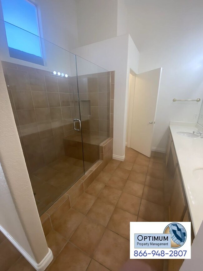 Building Photo - Charming 3-Bedroom, 2-Bathroom Home with E...