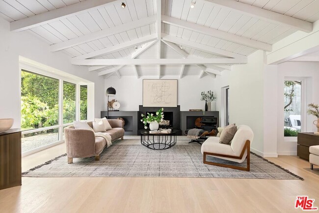 Building Photo - 1847 N Beverly Dr