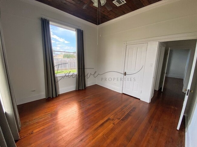 Building Photo - Charpentier District 2-Bed Duplex with Wi-...