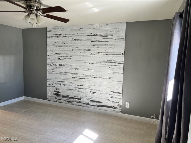 Building Photo - 1412 NE Van Loon Terrace