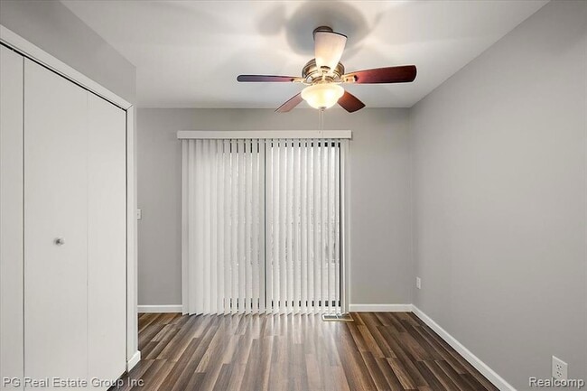 Building Photo - 1432 Oakbrook E Dr